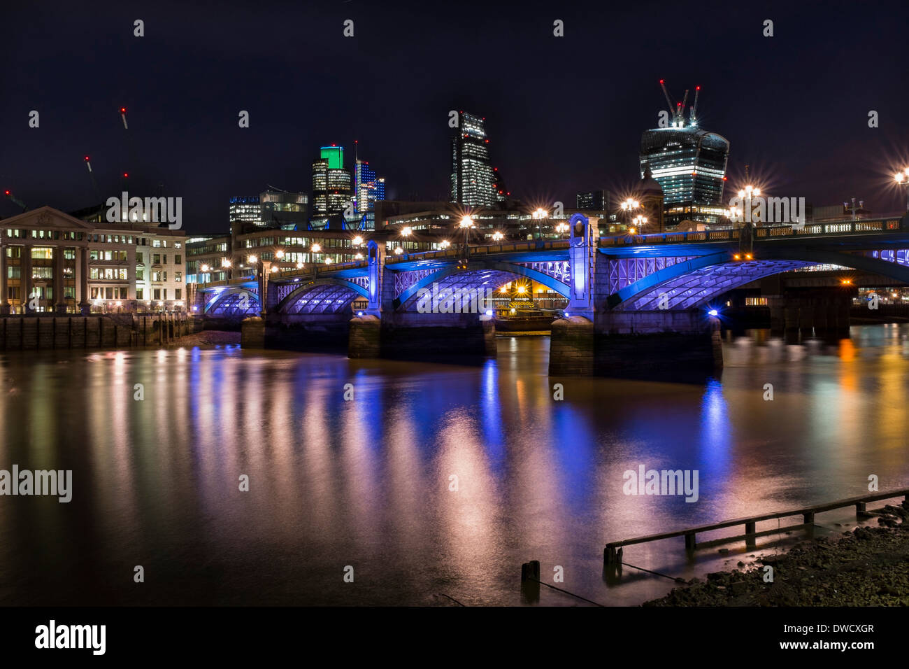 Southwark Bridge di notte, Londra. Foto Stock