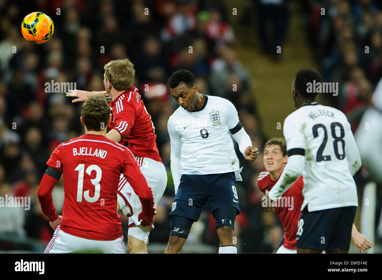 Londra, Regno Unito. 05 Mar, 2014. Daniel Sturridge dell'Inghilterra (Liverpool) cloimbs alta e capi la palla al cliente l'obiettivo di dare il suo lato un 1-0 conduttore durante l'amichevole internazionale fixture tra Inghilterra e Danimarca dallo stadio di Wembley. Credito: Azione Sport Plus/Alamy Live News Foto Stock