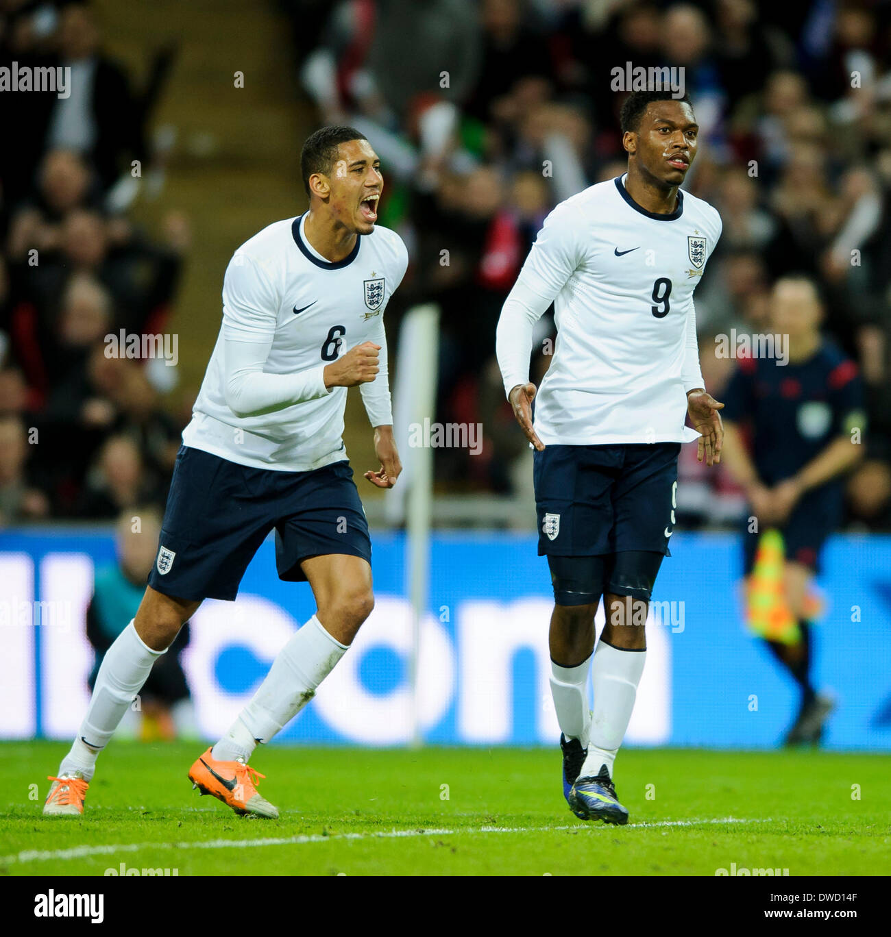 Londra, Regno Unito. 05 Mar, 2014. Daniel Sturridge dell'Inghilterra (Liverpool) (destro) festeggia con Chris Smalling (Manchester United) dopo un goal durante l'amichevole internazionale fixture tra Inghilterra e Danimarca dallo stadio di Wembley. Credito: Azione Sport Plus/Alamy Live News Foto Stock