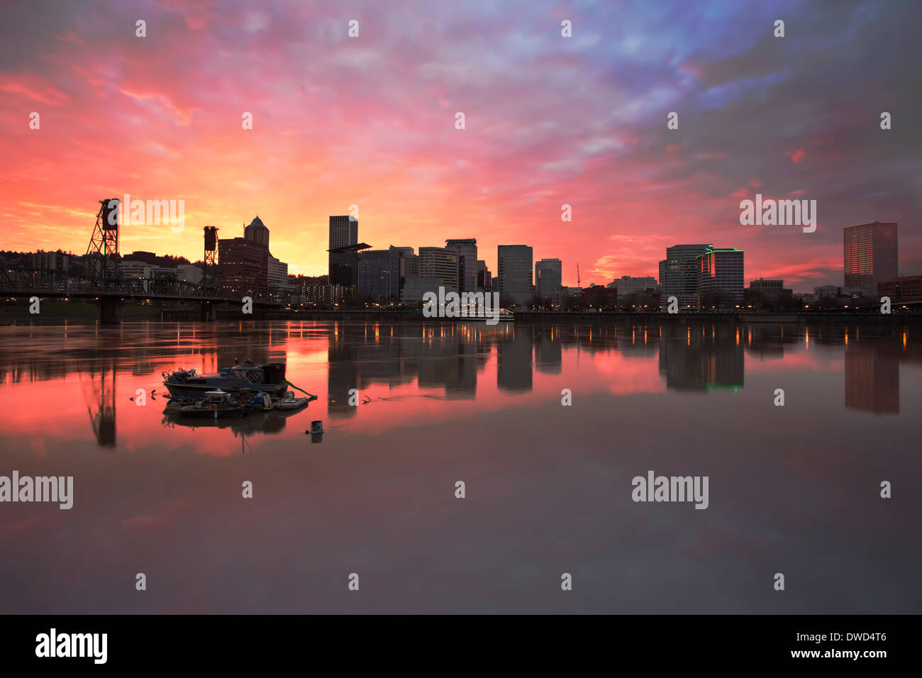 Tramonto colorato su Portland Oregon Downtown Waterfront skyline della città Foto Stock Tramonto colorato su Portland Oregon Downtown Waterfront skyline della città Foto Stock