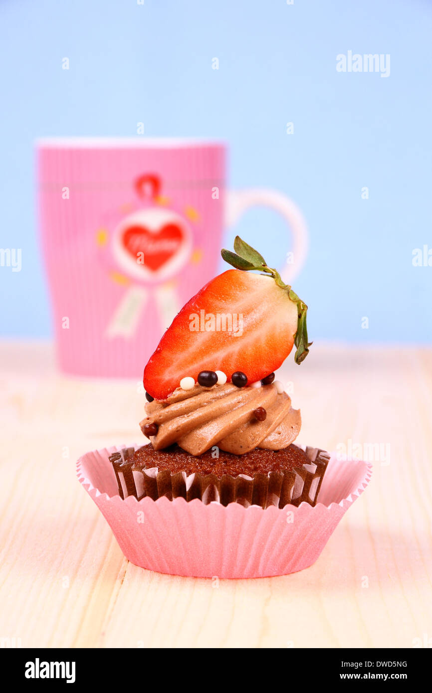 Tortini di cioccolato con fragole e tazza di caffè, soft focus Foto Stock