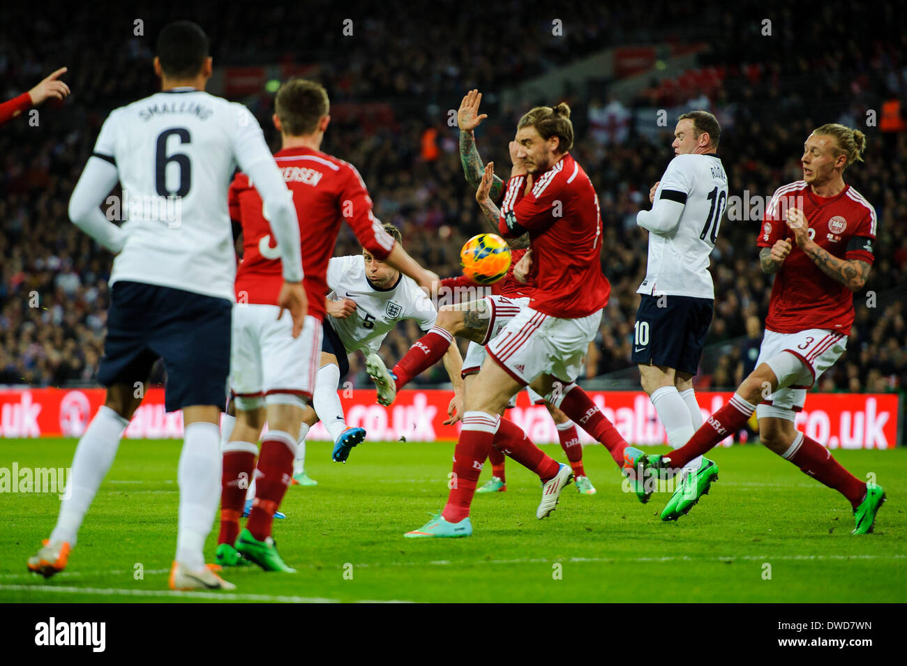 Londra, Regno Unito. 05 Mar, 2014. Gary Cahill dell'Inghilterra (Chelsea) prende il via in un colpo molto congestionato riquadro durante l'amichevole internazionale fixture tra Inghilterra e Danimarca dallo stadio di Wembley. Credito: Azione Sport Plus/Alamy Live News Foto Stock