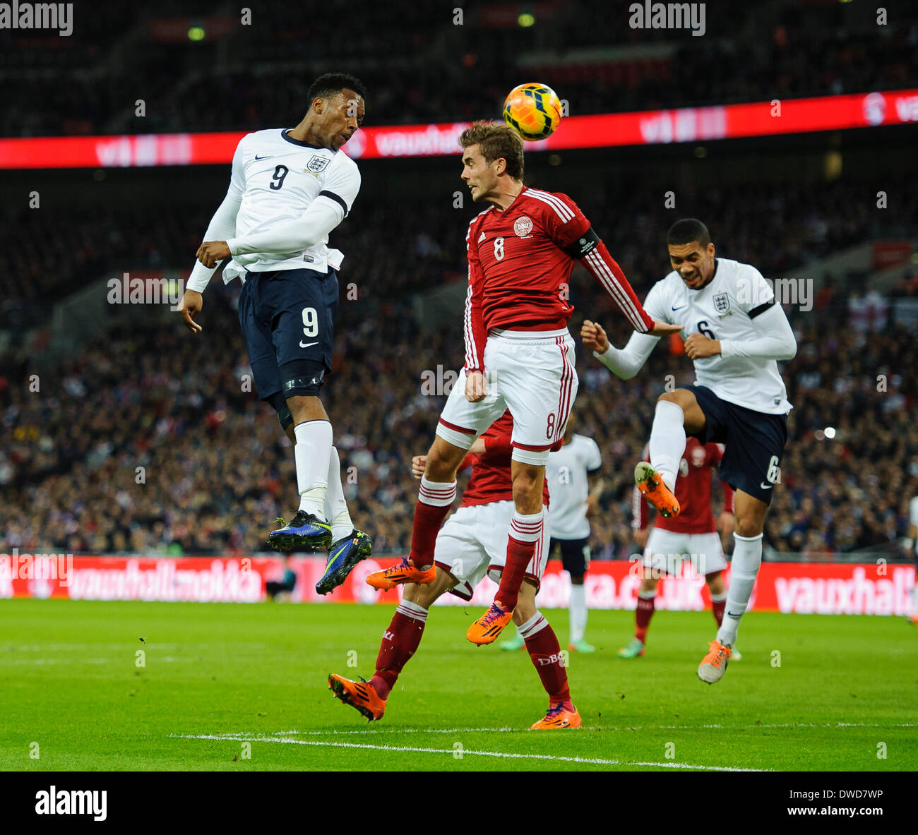 Londra, Regno Unito. 05 Mar, 2014. Daniel Sturridge dell'Inghilterra (Liverpool) e Jakob Poulsen della Danimarca (FC) Midtjylland competere in aria sul bordo dell'area di rigore durante l'amichevole internazionale fixture tra Inghilterra e Danimarca dallo stadio di Wembley. Credito: Azione Sport Plus/Alamy Live News Foto Stock