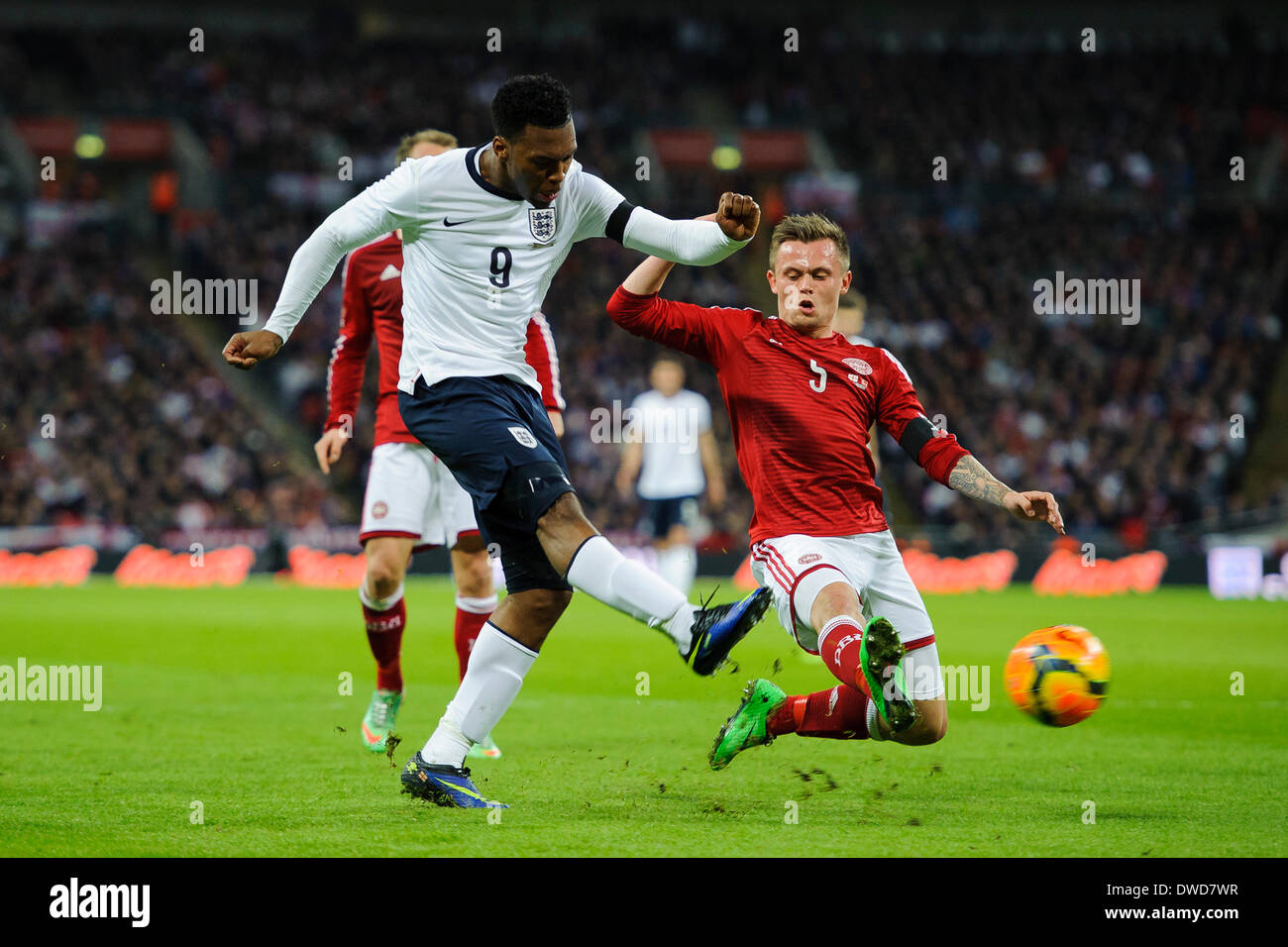 Londra, Regno Unito. 05 Mar, 2014. Daniel Sturridge dell'Inghilterra (Liverpool) è contestata da Pietro Ankersen della Danimarca (Esbjerg fB) come lui spara durante l'amichevole internazionale fixture tra Inghilterra e Danimarca dallo stadio di Wembley. Credito: Azione Sport Plus/Alamy Live News Foto Stock