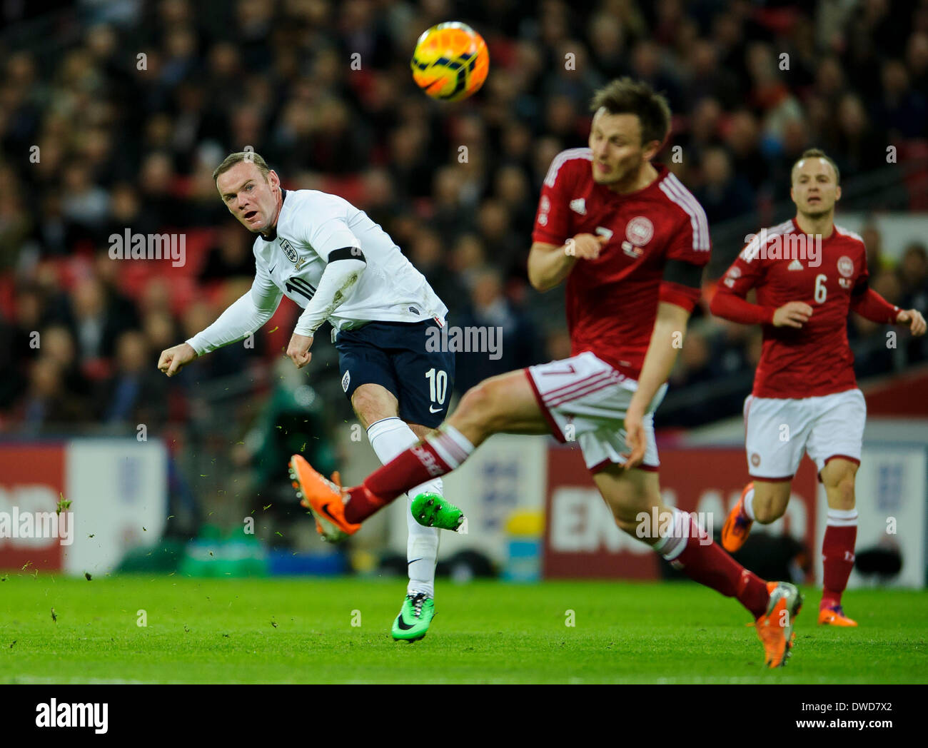 Londra, Regno Unito. 05 Mar, 2014. Wayne Rooney dell'Inghilterra (Manchester United) germogli passato William Kvist della Danimarca (Fulham) durante l'amichevole internazionale fixture tra Inghilterra e Danimarca dallo stadio di Wembley. Credito: Azione Sport Plus/Alamy Live News Foto Stock