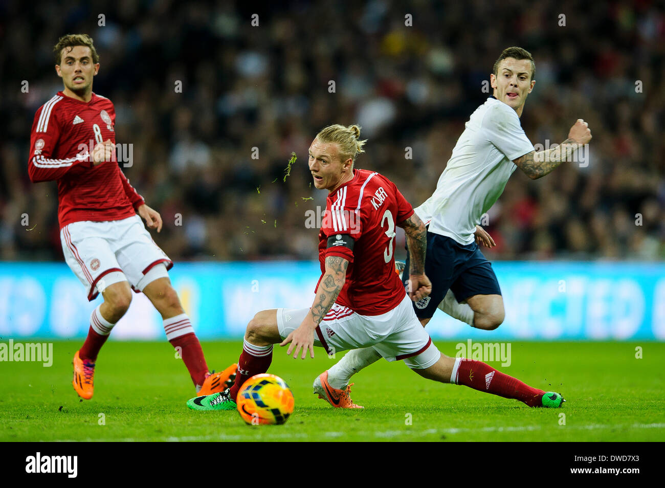 Londra, Regno Unito. 05 Mar, 2014. Jack Wilshere dell'Inghilterra (Arsenal) noce moscata Simon Kjaer della Danimarca (Lille) durante l'amichevole internazionale fixture tra Inghilterra e Danimarca dallo stadio di Wembley. Credito: Azione Sport Plus/Alamy Live News Foto Stock