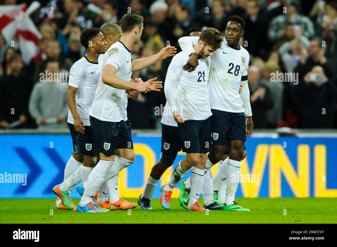 Londra, Regno Unito. 05 Mar, 2014. In Inghilterra i giocatori congratularmi con Adam Lallana (Southampton) dopo una grande croce per impostare un obiettivo durante l'amichevole internazionale fixture tra Inghilterra e Danimarca dallo stadio di Wembley. Credito: Azione Sport Plus/Alamy Live News Foto Stock