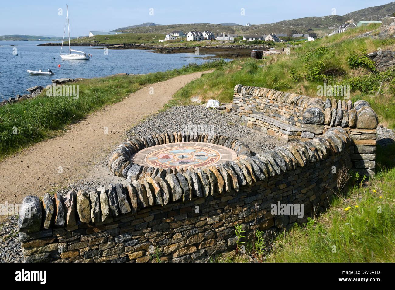 Mosaico di pietra artwork e posti a sedere sul sentiero di aringa, Castlebay, Isle of Barra, Western Isles, Scotland, Regno Unito Foto Stock