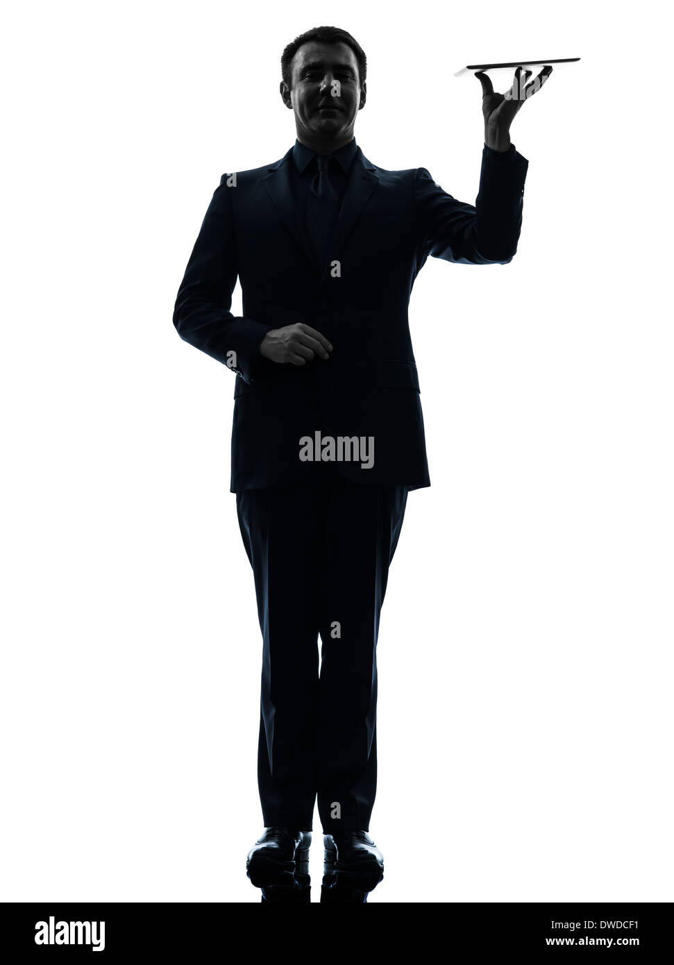 Un uomo d'affari azienda digitale compressa in silhouette su sfondo bianco Foto Stock