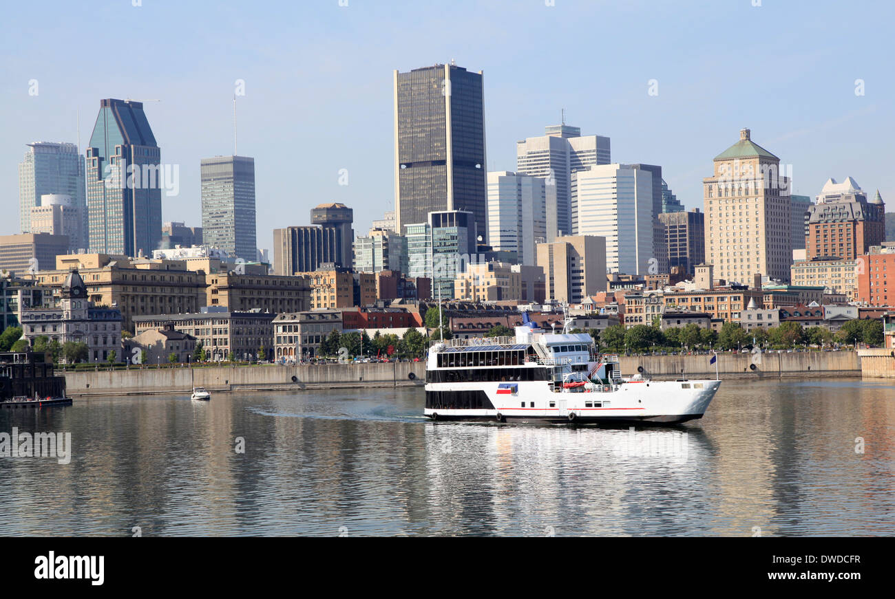 Lo skyline di Montreal e la barca di crociera sul fiume San Lorenzo Foto Stock