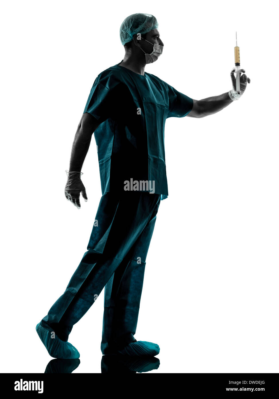 Un medico chirurgo anestesista uomo azienda ago chirurgico silhouette isolati su sfondo bianco Foto Stock