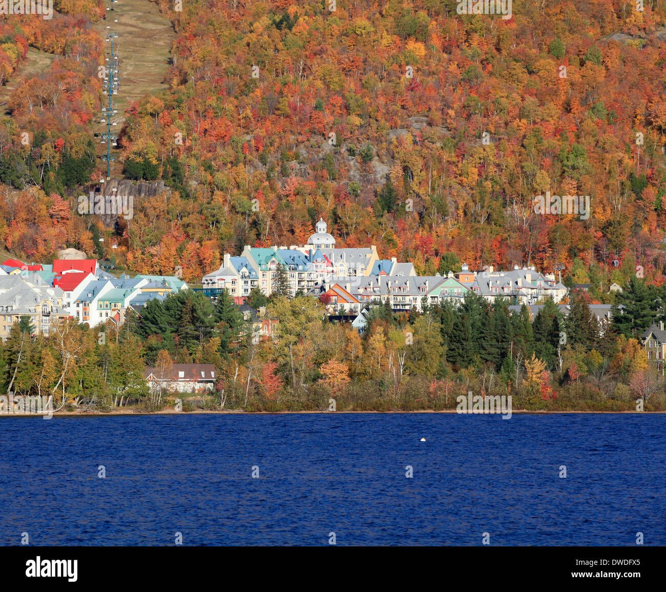 Mont Tremblant Lago e resort in autunno Foto Stock