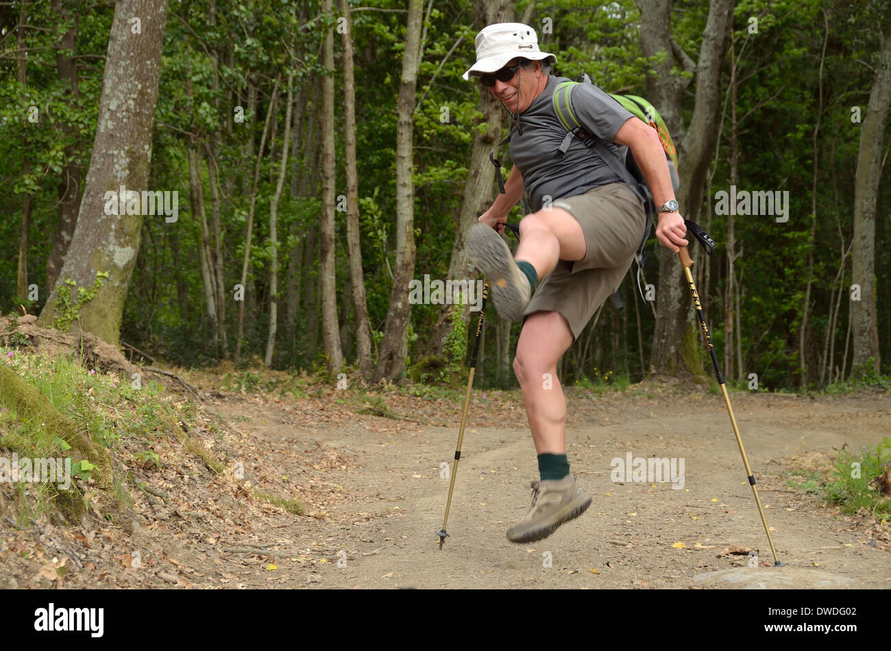 Escursionista salti di gioia, Toscana, Italia. Foto Stock