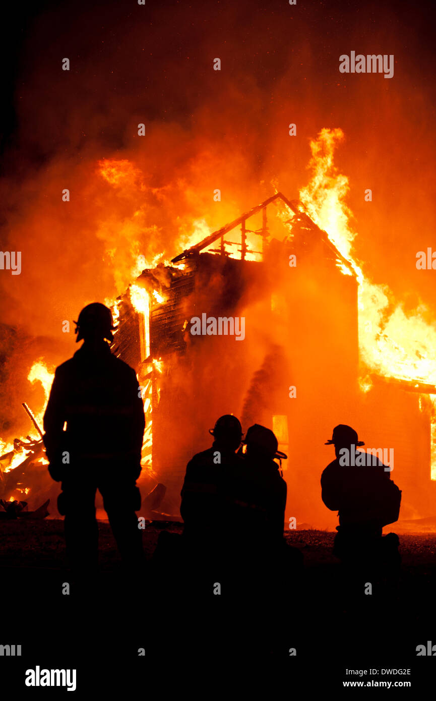 Conover, NC, Stati Uniti d'America. Il 4° marzo 2014. Il Conover Vigili del Fuoco in Conover North Carolina detiene una combustione controllata fire al crepuscolo su roccia Barn Road Marzo 4, 2014. Credito: Ken Howard/Alamy Live News Foto Stock