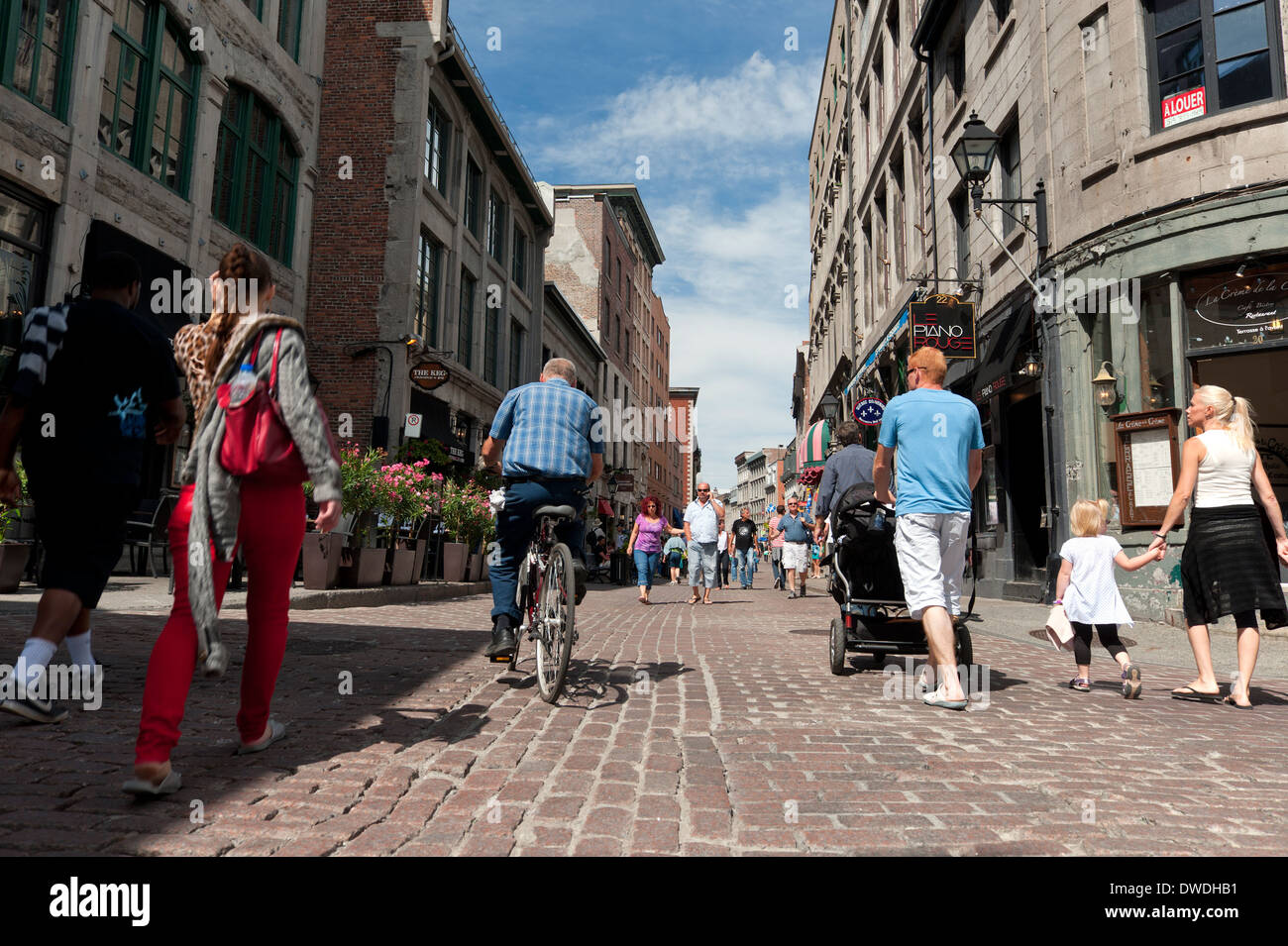 Pedoni su San Paolo street, la Vecchia Montreal, provincia del Québec in Canada. Foto Stock