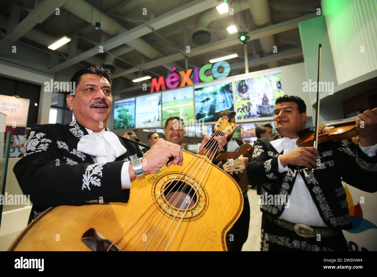 Berlino, Germania. 5 Mar 2014. Artisti messicani eseguire al Messico di stand durante la XLVIII Berlino Fiera Internazionale del Turismo a Berlino, Germania, il 5 marzo 2014. Alcuni 8995 espositori provenienti da 189 paesi e regioni potranno presentare i loro prodotti e servizi su un display area che copre 160.000 metri quadrati dal 5 Marzo al 9 Marzo presso la fiera di uno dei più grandi del mondo travel trade show. Credito: Zhang ventola/Xinhua/Alamy Live News Foto Stock