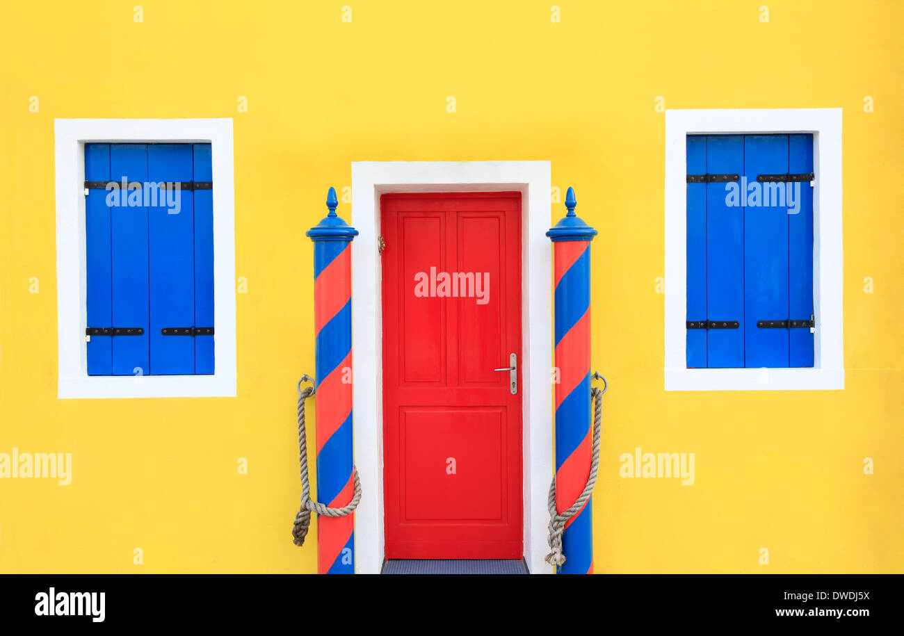 Colorate le finestre e le porte a Burano, vicino a Venezia, Italia Foto Stock