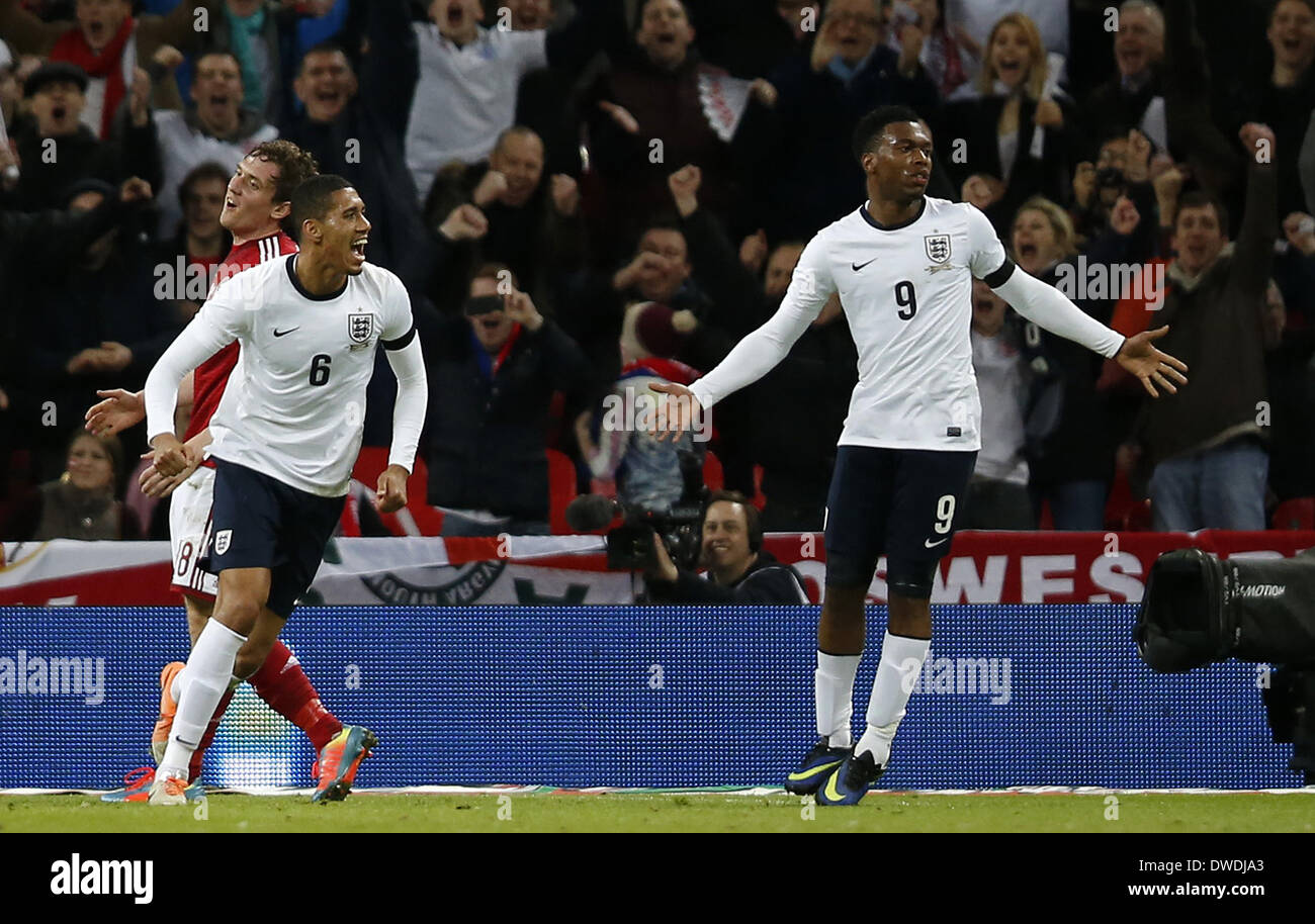 Londra, Regno Unito. 5 Mar 2014. Daniel Sturridge(1R) di Inghilterra celebra il punteggio con i tuoi compagni di squadra durante un amichevole internazionale partita di calcio tra Inghilterra e Danimarca allo Stadio di Wembley a Londra, in Gran Bretagna il 5 marzo 2014. In Inghilterra ha vinto 1-0. Credito: Wang Lili/Xinhua/Alamy Live News Foto Stock