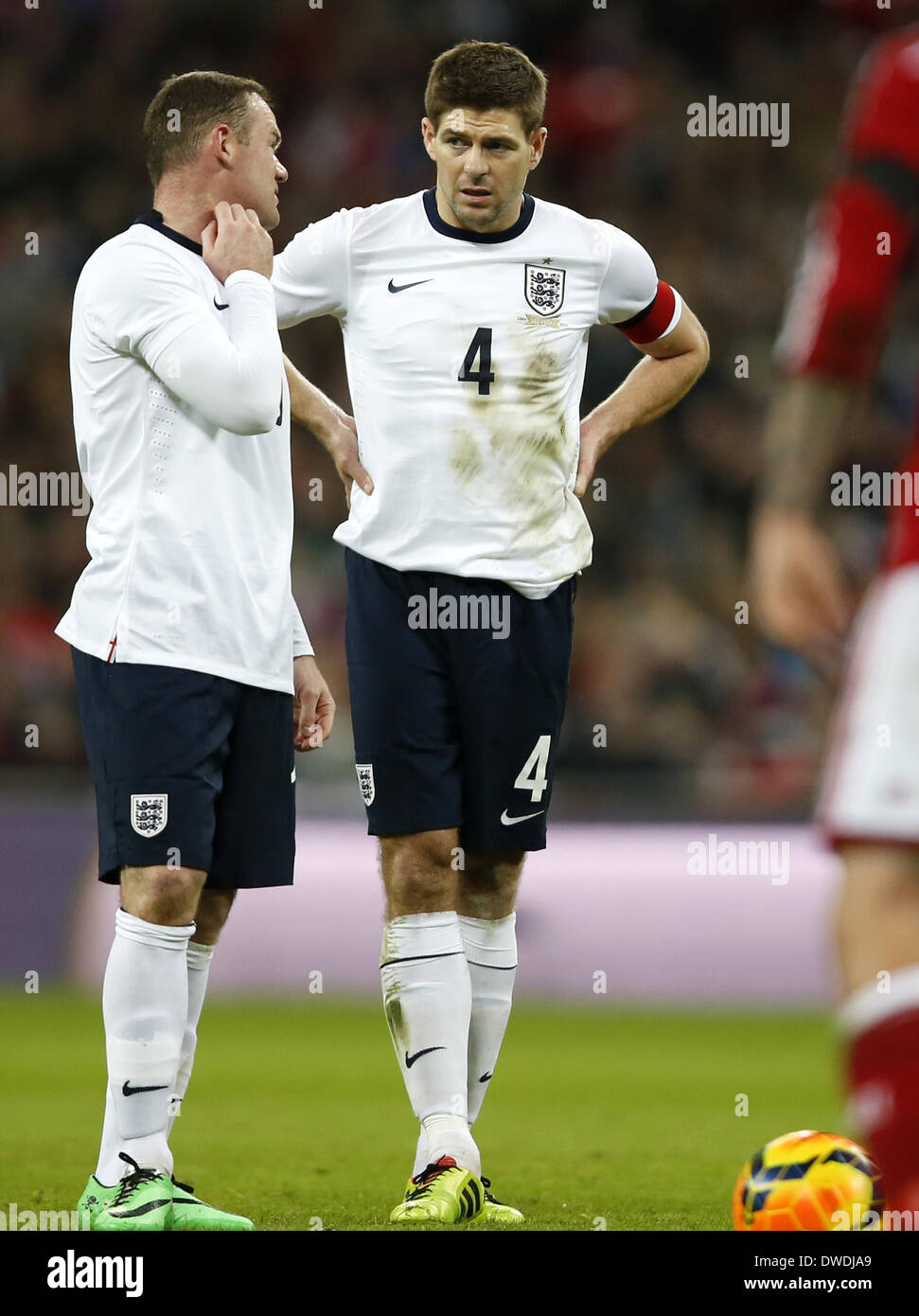 Londra, Regno Unito. 5 Mar 2014. Wayne Rooney(L) dell'inghilterra colloqui con il suo capitano Steven Gerrard prima di un calcio di punizione durante un amichevole internazionale partita di calcio tra Inghilterra e Danimarca allo Stadio di Wembley a Londra, in Gran Bretagna il 5 marzo 2014. In Inghilterra ha vinto 1-0. Credito: Wang Lili/Xinhua/Alamy Live News Foto Stock