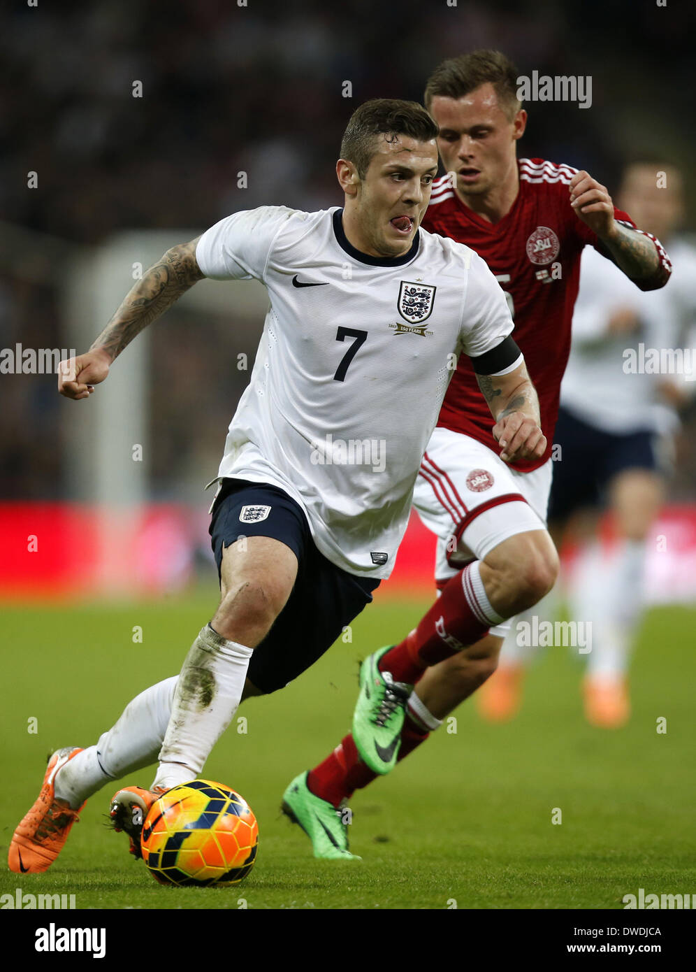 Londra, Regno Unito. 5 Mar 2014. Jack Wilshere(L) di Inghilterra si rompe durante un amichevole internazionale partita di calcio tra Inghilterra e Danimarca allo Stadio di Wembley a Londra, in Gran Bretagna il 5 marzo 2014. In Inghilterra ha vinto 1-0. Credito: Wang Lili/Xinhua/Alamy Live News Foto Stock