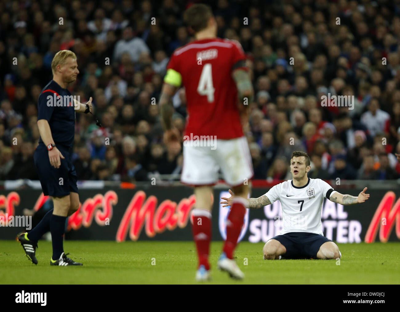 Londra, Regno Unito. 5 Mar 2014. Jack Wilshere dell Inghilterra reagisce durante un amichevole internazionale partita di calcio tra Inghilterra e Danimarca allo Stadio di Wembley a Londra, in Gran Bretagna il 5 marzo 2014. In Inghilterra ha vinto 1-0. Credito: Wang Lili/Xinhua/Alamy Live News Foto Stock
