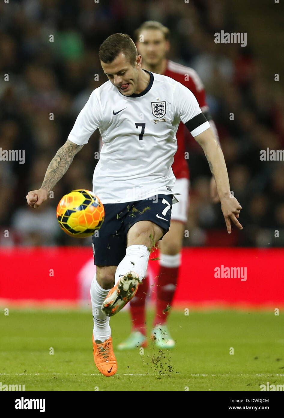 Londra, Regno Unito. 5 Mar 2014. Jack Wilshere dell Inghilterra passa la palla durante un amichevole internazionale partita di calcio tra Inghilterra e Danimarca allo Stadio di Wembley a Londra, in Gran Bretagna il 5 marzo 2014. In Inghilterra ha vinto 1-0. Credito: Wang Lili/Xinhua/Alamy Live News Foto Stock