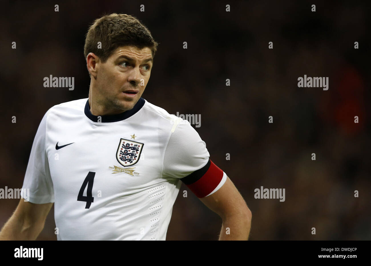 Londra, UK guarda durante un amichevole internazionale partita di calcio tra il Regno Unito e la Danimarca e allo Stadio di Wembley a Londra. 5 Mar 2014. Steven Gerrard, capitano dell'Inghilterra si affaccia su durante un amichevole internazionale partita di calcio tra Inghilterra e Danimarca allo Stadio di Wembley a Londra, in Gran Bretagna il 5 marzo 2014. In Inghilterra ha vinto 1-0. Credito: Wang Lili/Xinhua/Alamy Live News Foto Stock