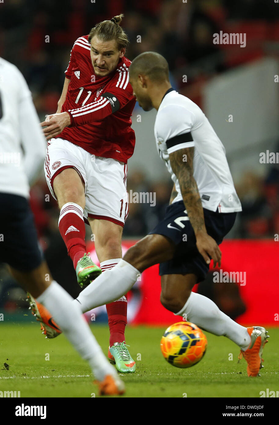 Londra, Regno Unito. 5 Mar 2014. Nicklas Bendtner(L) della Danimarca germogli durante un amichevole internazionale partita di calcio tra Inghilterra e Danimarca allo Stadio di Wembley a Londra, in Gran Bretagna il 5 marzo 2014. In Inghilterra ha vinto 1-0. Credito: Wang Lili/Xinhua/Alamy Live News Foto Stock