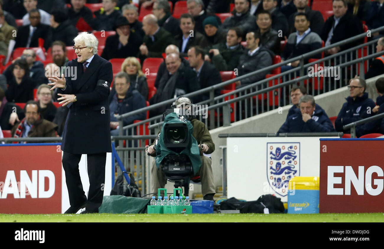 Londra, UK guarda durante un amichevole internazionale partita di calcio tra il Regno Unito e la Danimarca e allo Stadio di Wembley a Londra. 5 Mar 2014. Morten Olsen(L), manager della Danimarca dà istruzioni come Roy Hodgson, manager di Inghilterra si affaccia su durante un amichevole internazionale partita di calcio tra Inghilterra e Danimarca allo Stadio di Wembley a Londra, in Gran Bretagna il 5 marzo 2014. La Danimarca ha perso 0-1. Credito: Wang Lili/Xinhua/Alamy Live News Foto Stock