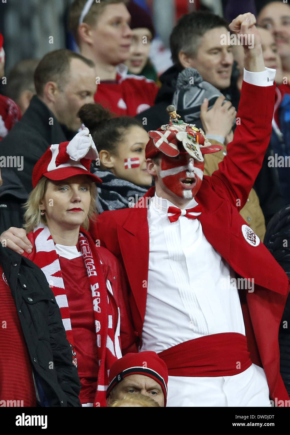 Londra, Regno Unito. 5 Mar 2014. Gli appassionati di Danimarca mostrano il loro sostegno durante un amichevole internazionale partita di calcio tra Inghilterra e Danimarca allo Stadio di Wembley a Londra, in Gran Bretagna il 5 marzo 2014. La Danimarca ha perso 0-1. Credito: Wang Lili/Xinhua/Alamy Live News Foto Stock