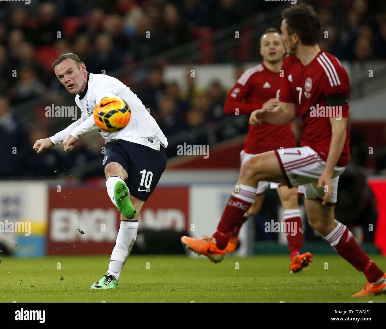 Londra, Regno Unito. 5 Mar 2014. Wayne Rooney(L) di germogli in Inghilterra durante un amichevole internazionale partita di calcio tra Inghilterra e Danimarca allo Stadio di Wembley a Londra, in Gran Bretagna il 5 marzo 2014. In Inghilterra ha vinto 1-0. Credito: Wang Lili/Xinhua/Alamy Live News Foto Stock
