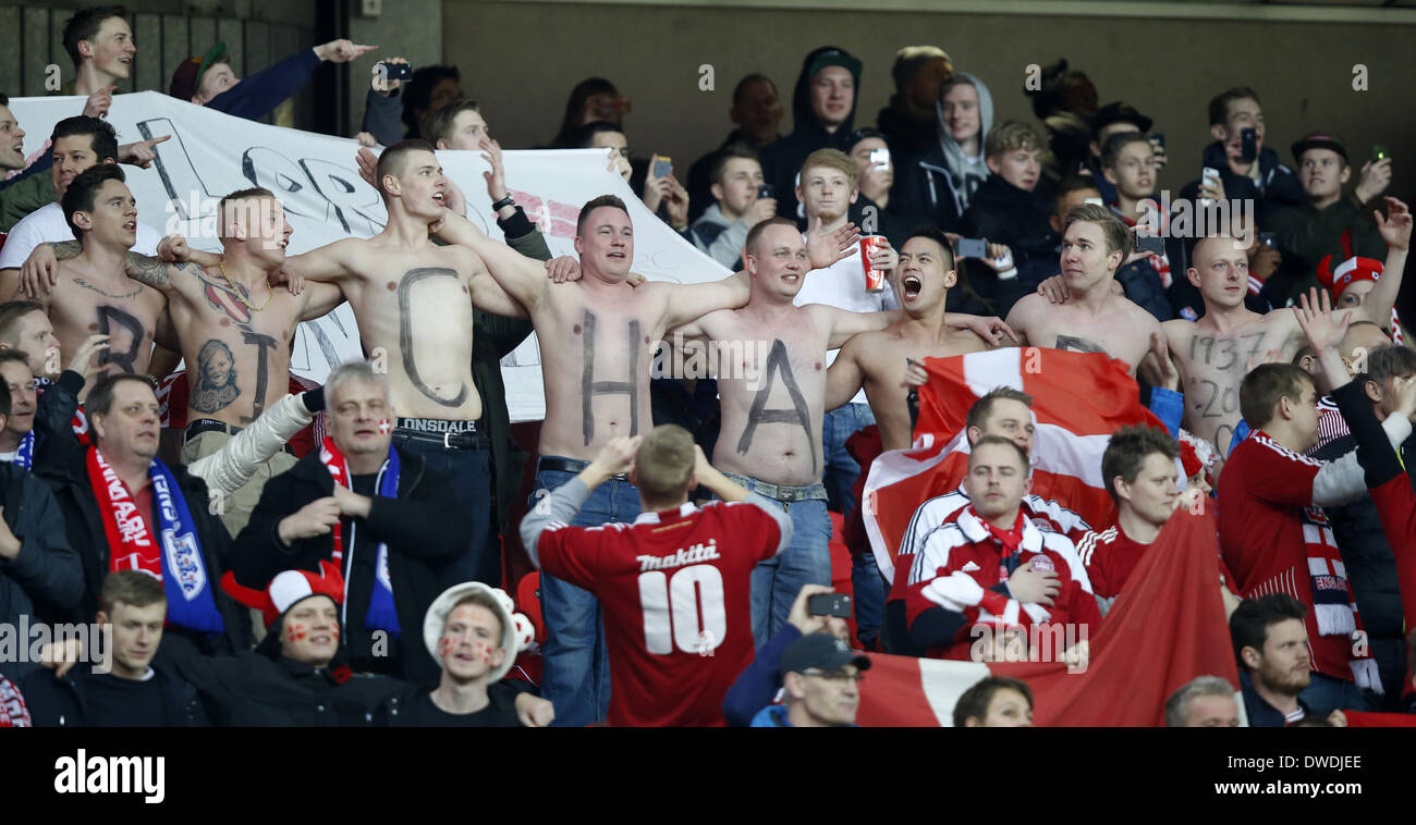 Londra, Regno Unito. 5 Mar 2014. Gli appassionati di Danimarca mostrano il loro sostegno durante un amichevole internazionale partita di calcio tra Inghilterra e Danimarca allo Stadio di Wembley a Londra, in Gran Bretagna il 5 marzo 2014. La Danimarca ha perso 0-1. Credito: Wang Lili/Xinhua/Alamy Live News Foto Stock