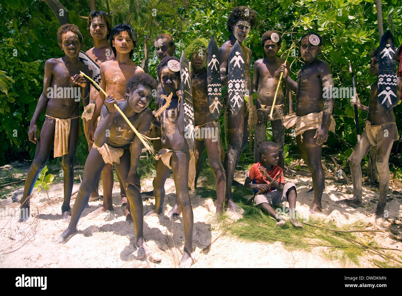 Un gruppo di isolani Ghizo eseguire simulazioni di razzie e numeri di danza per i turisti a Kennedy Isola, Isole Salomone, Sud Pacifico Foto Stock