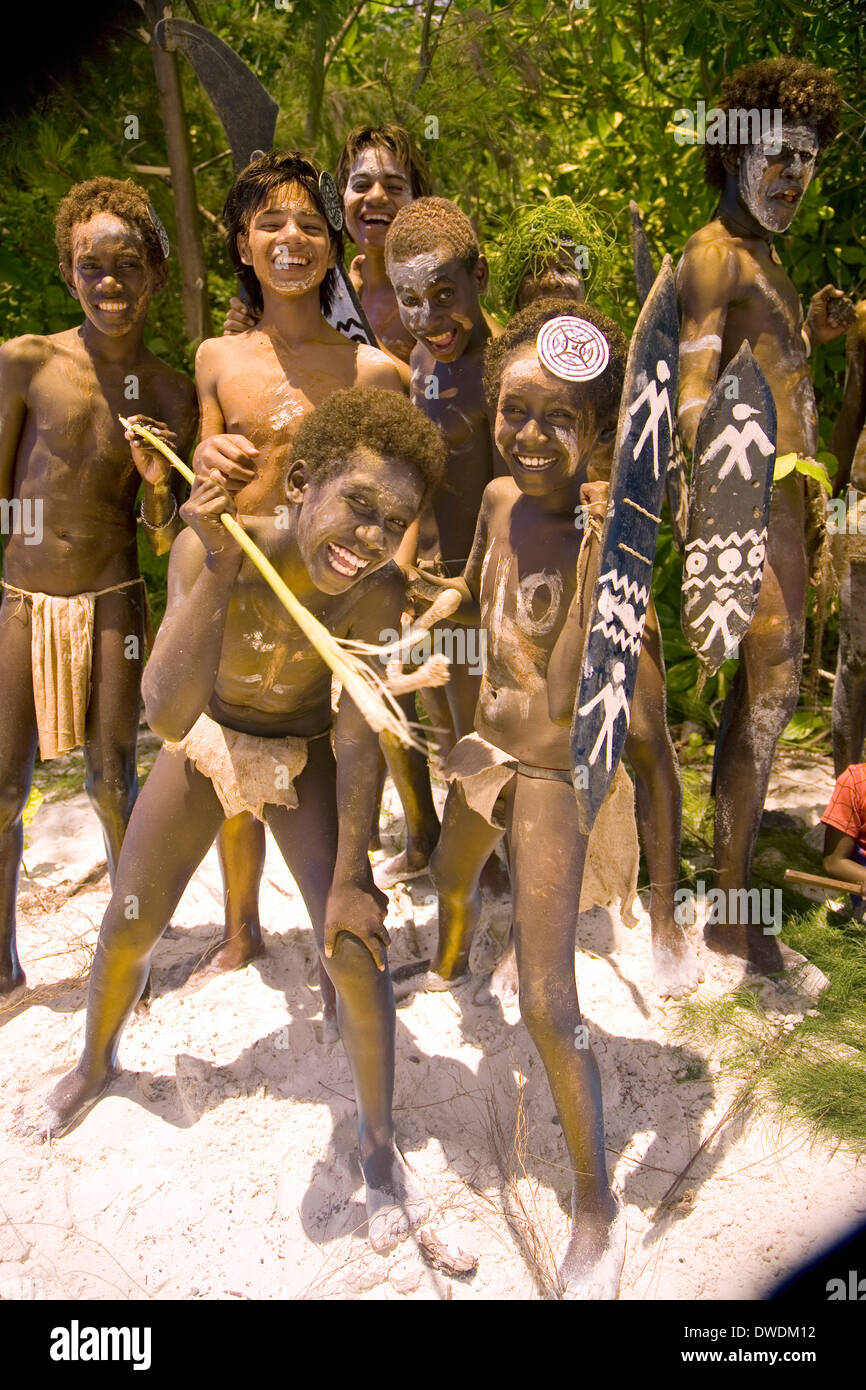 Un gruppo di isolani Ghizo eseguire simulazioni di razzie e numeri di danza per i turisti a Kennedy Isola, Isole Salomone, Sud Pacifico Foto Stock