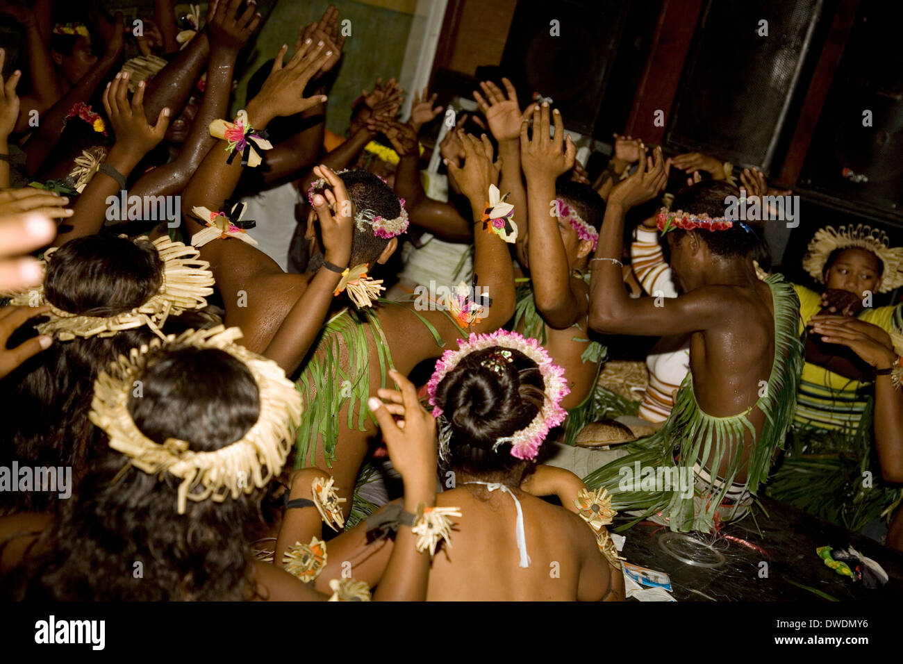 Un gilbertino balli di gruppo esegue una danza Tamure a PT-109 Bar & Ristorante, Gizo, Ghizo Isola, Isole Salomone Foto Stock