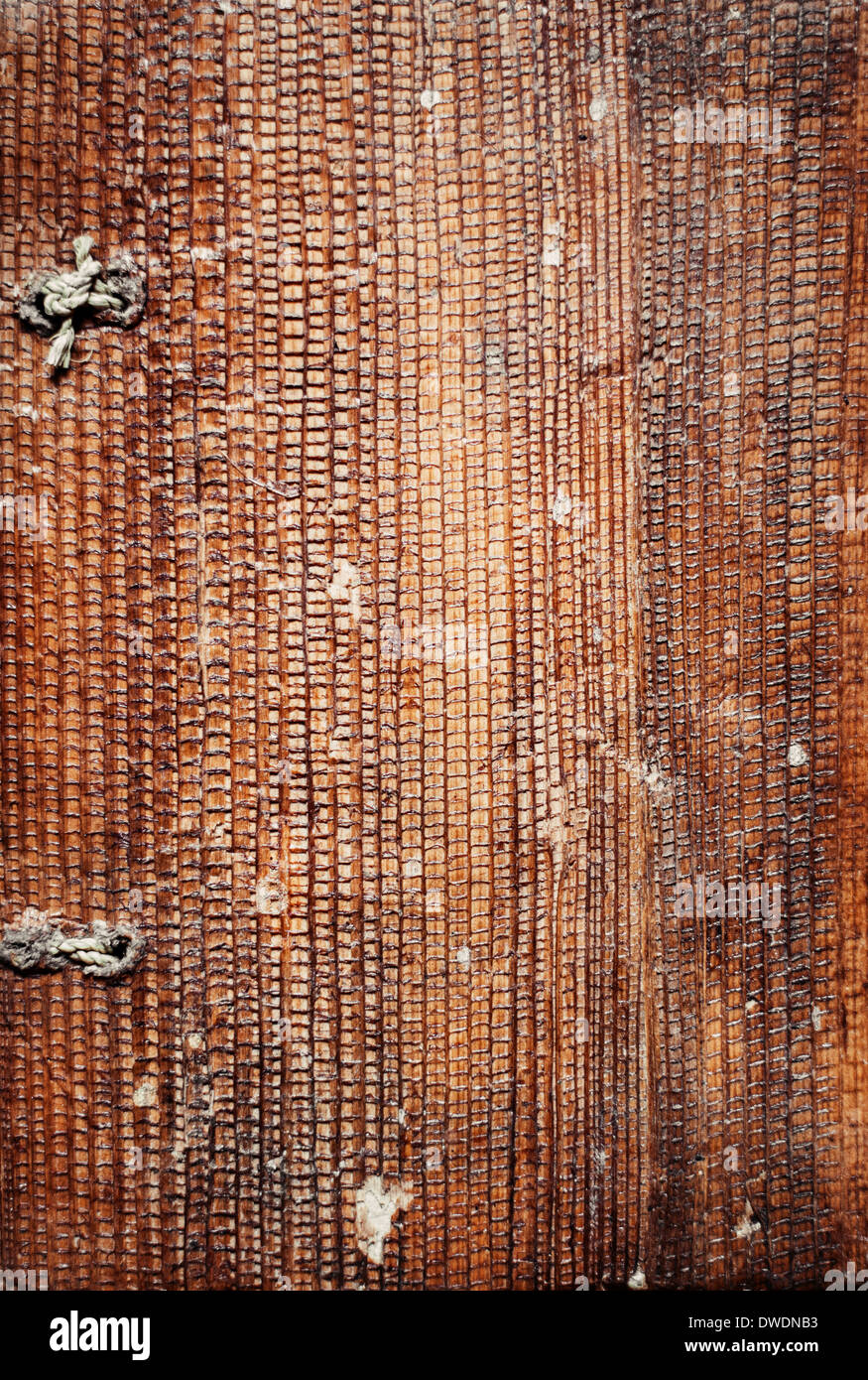 La copertura di una vecchia carta marrone prenota trafitto con stringa Foto Stock