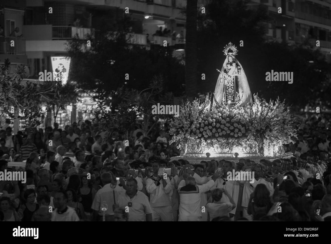 Gli uomini che trasportano vergine Carmen (Virgen del Carmen) in Fuengirola (Spagna) Processione e celebrazione nel 2012. Foto Stock
