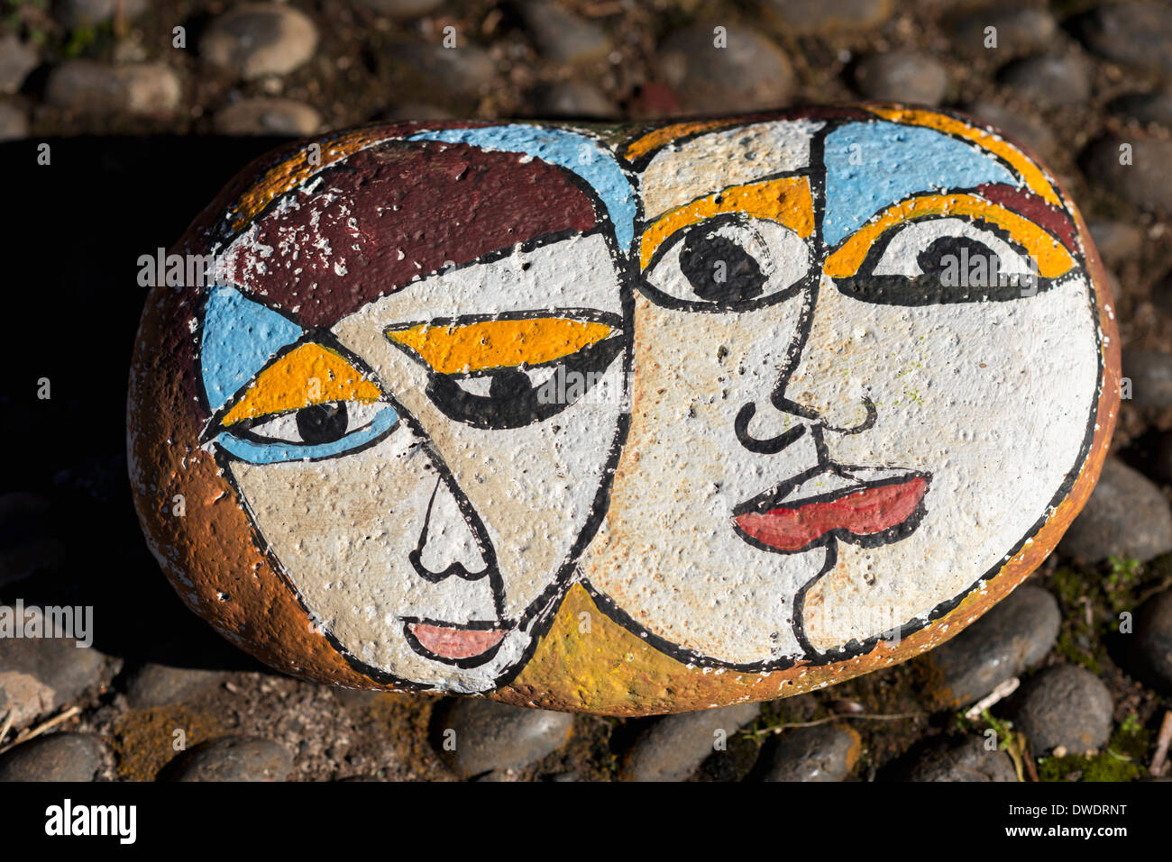 Il Portogallo, Madera, Santana, pietra dipinta con amanti, close-up Foto Stock