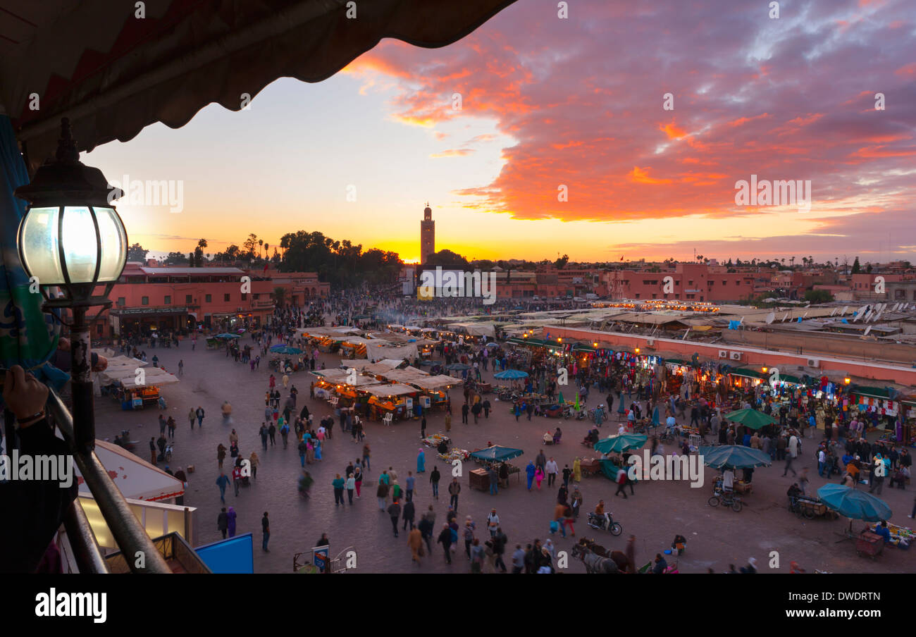 Il Marocco, Marrakech, vista da Djemaa el Fna al crepuscolo Foto Stock