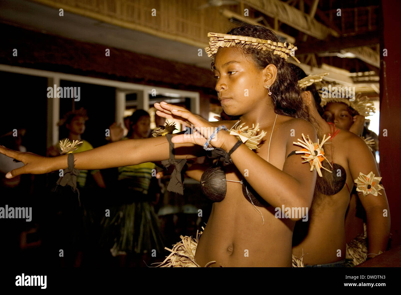 Un gilbertino balli di gruppo esegue una danza Tamure a PT-109 Bar & Ristorante, Gizo, Ghizo Isola, Isole Salomone Foto Stock