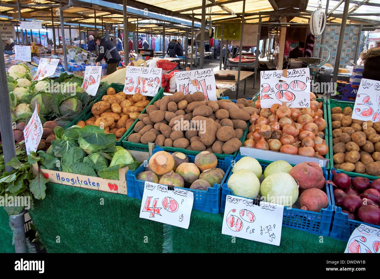 Visualizzazione delle verdure fresche su un mercato gli operatori in stallo England Regno Unito Foto Stock