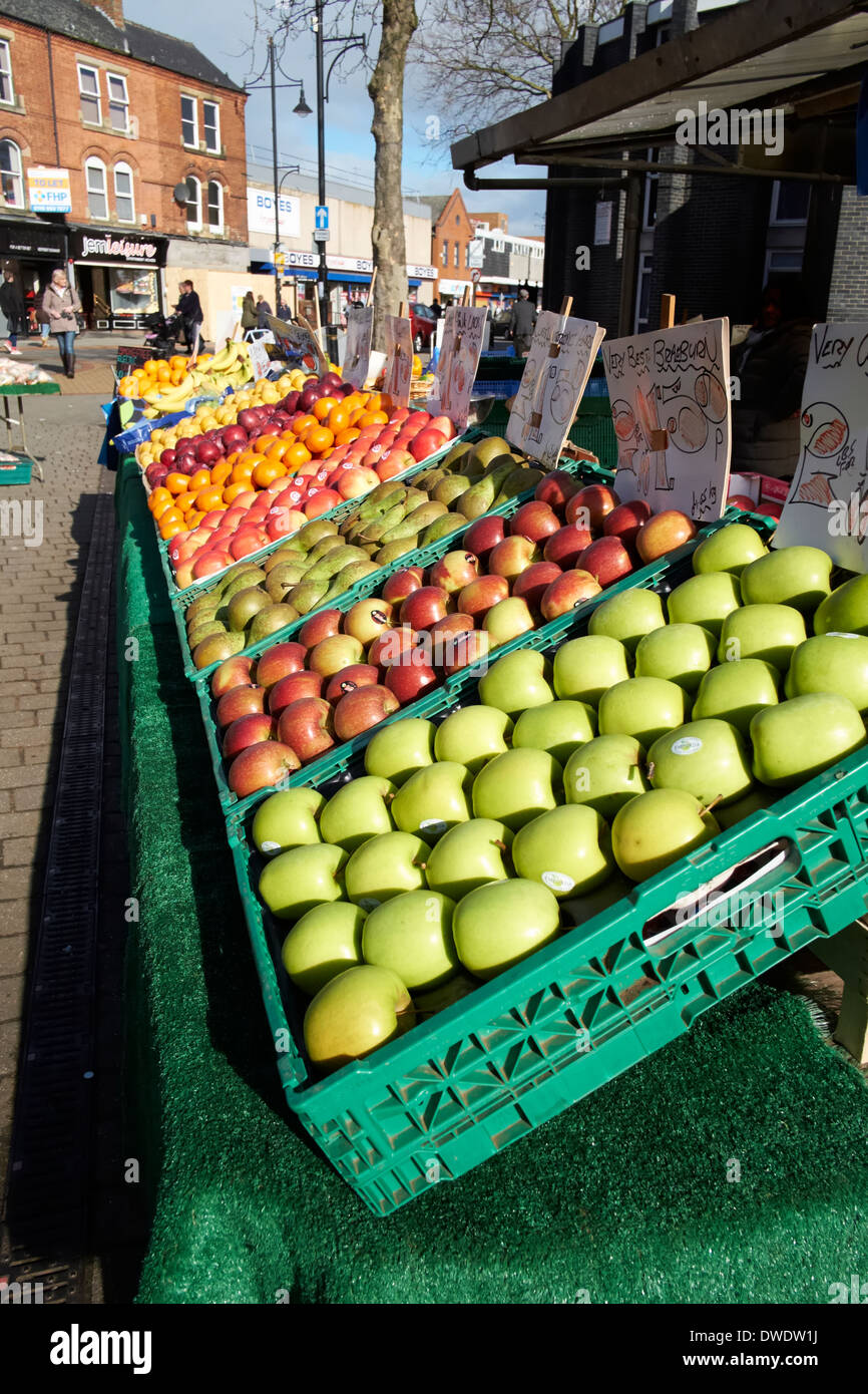 Esposizione di frutta fresca su un mercato commercianti stallano Regno Unito Foto Stock