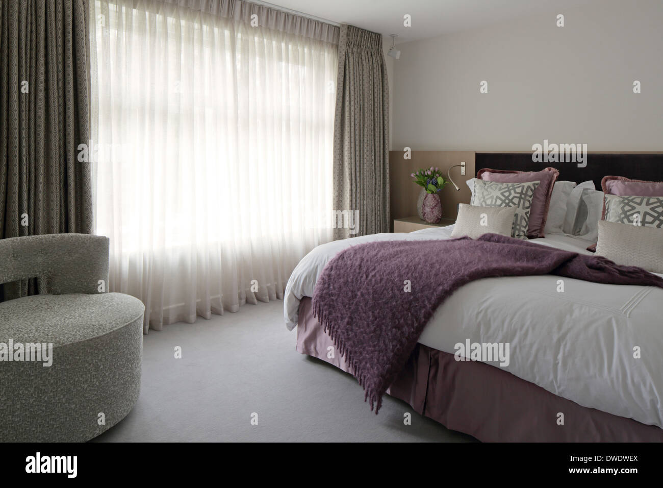Inglese americano Country Home Interiors, Londra, Regno Unito. Architetto: DK interni, 2013. Camera da letto. Foto Stock