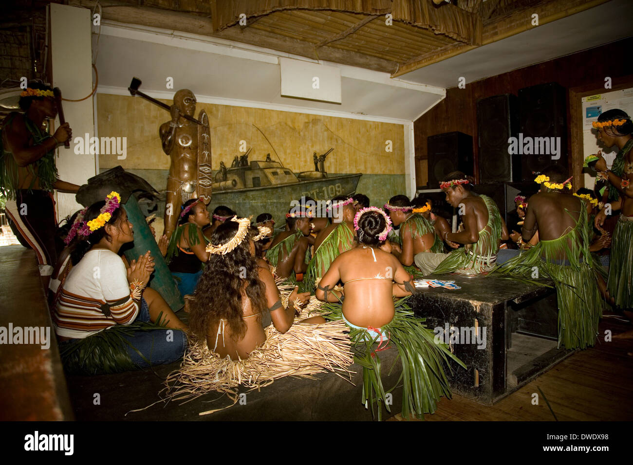 Un gilbertino balli di gruppo esegue una danza Tamure a PT-109 Bar & Ristorante, Gizo, Ghizo Isola, Isole Salomone Foto Stock