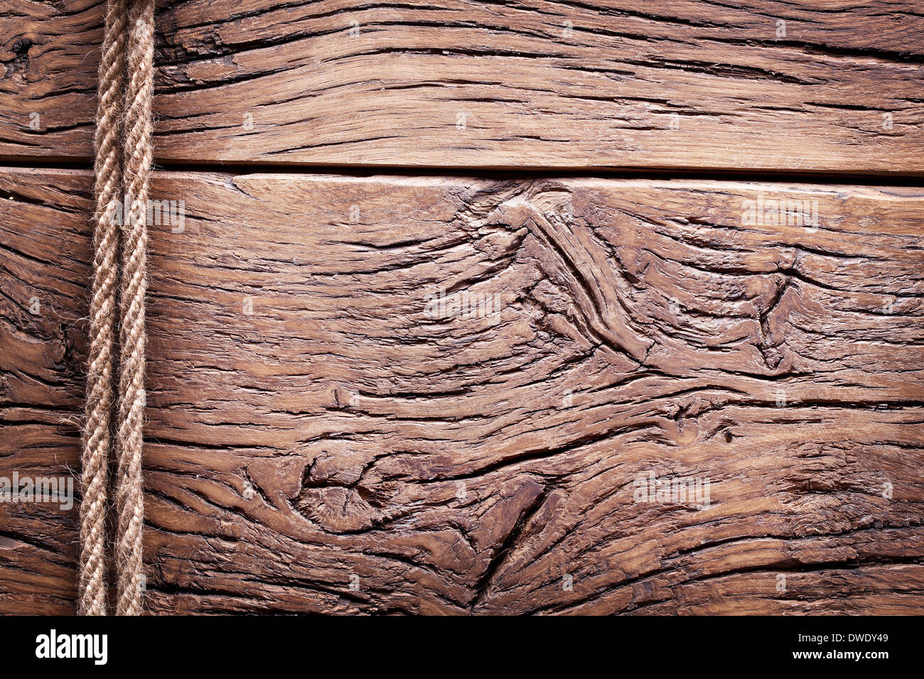 La corda sopra il vecchio sfondo di legno. Foto Stock