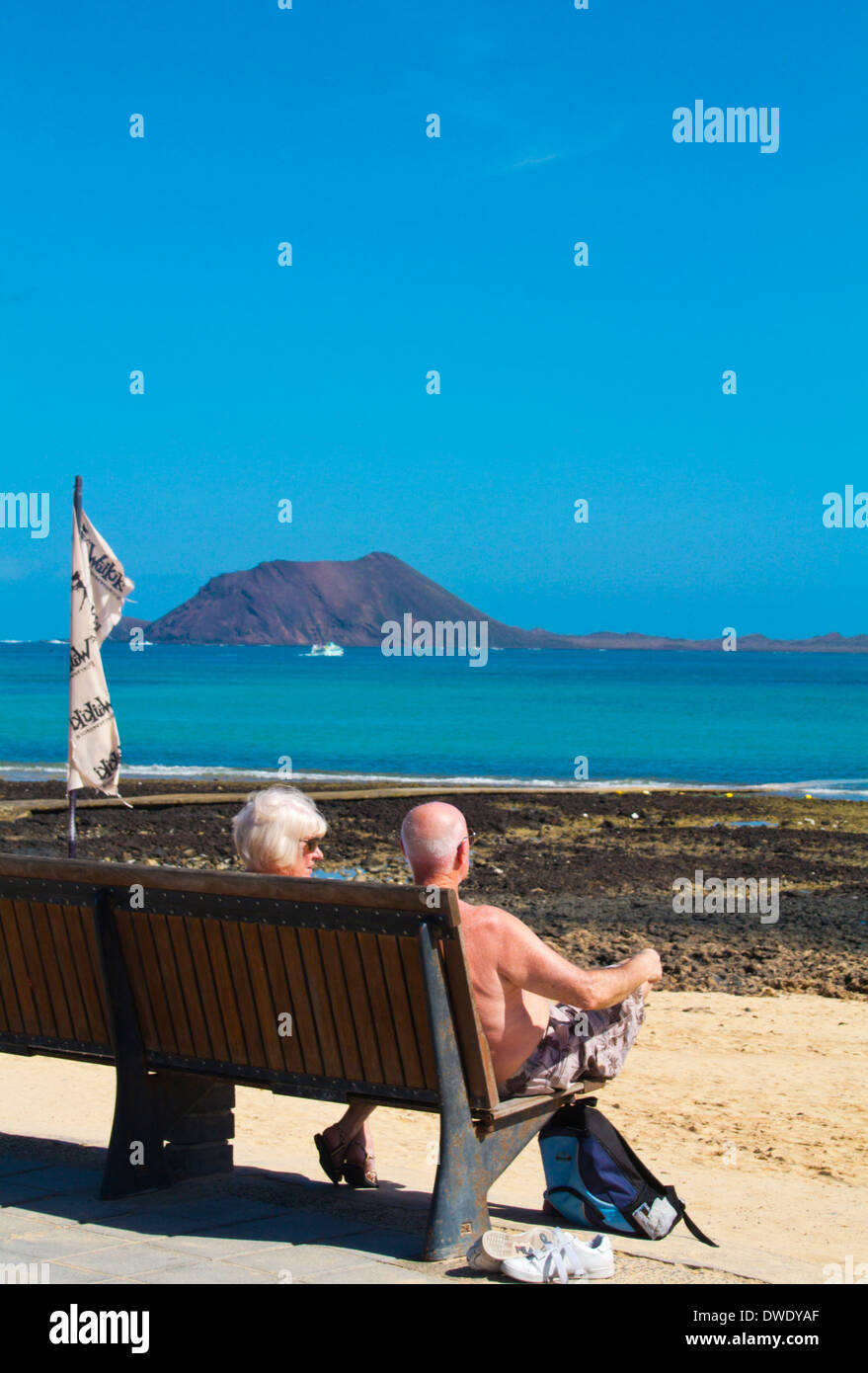 Paseo Maritimo lungomare, Isla de Lobos island in background, Corralejo, Fuerteventura, Isole Canarie, Spagna, Europa Foto Stock