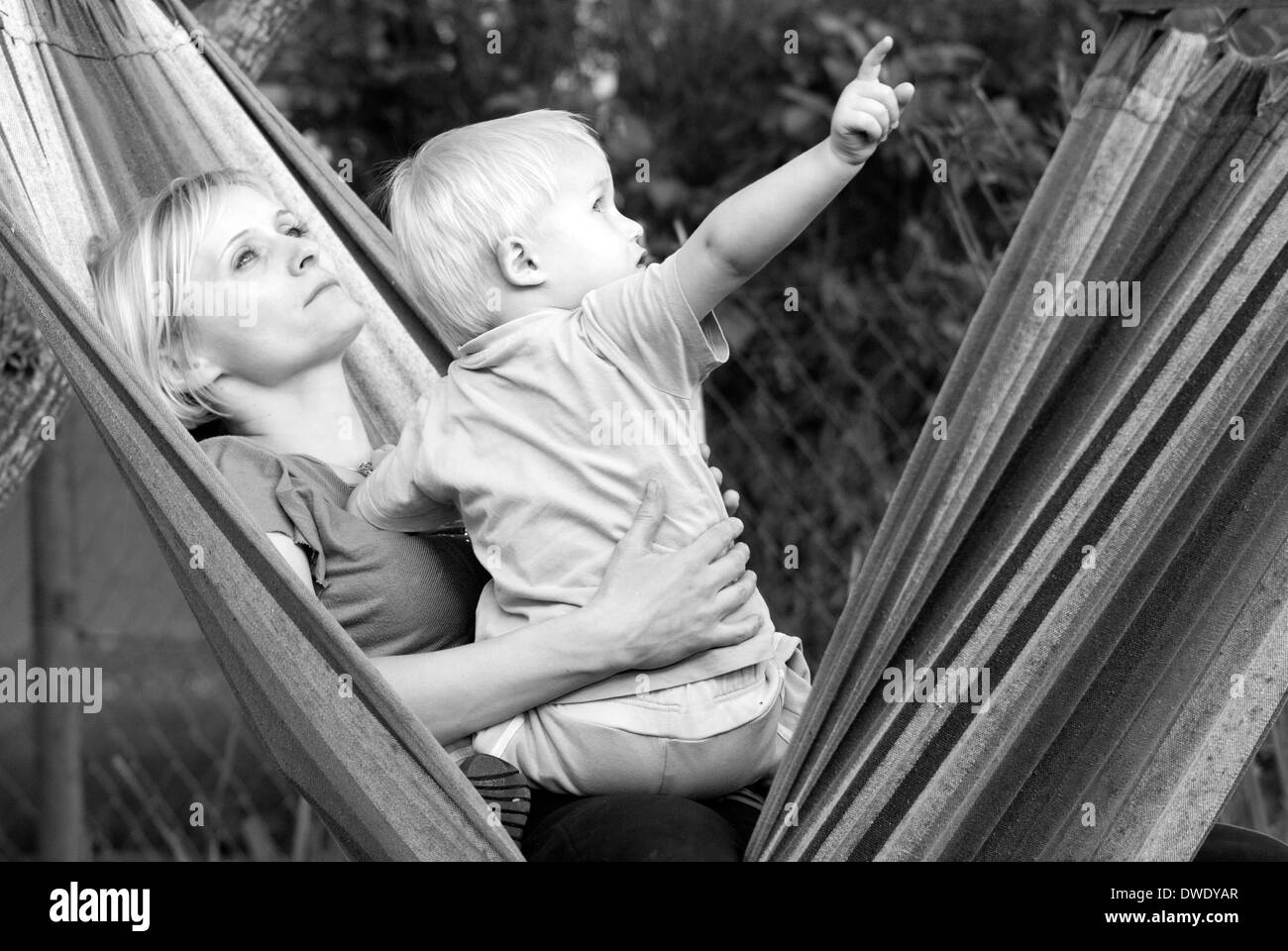 Madre con suo figlio godendo la natura e guardando qualcosa. Foto Stock