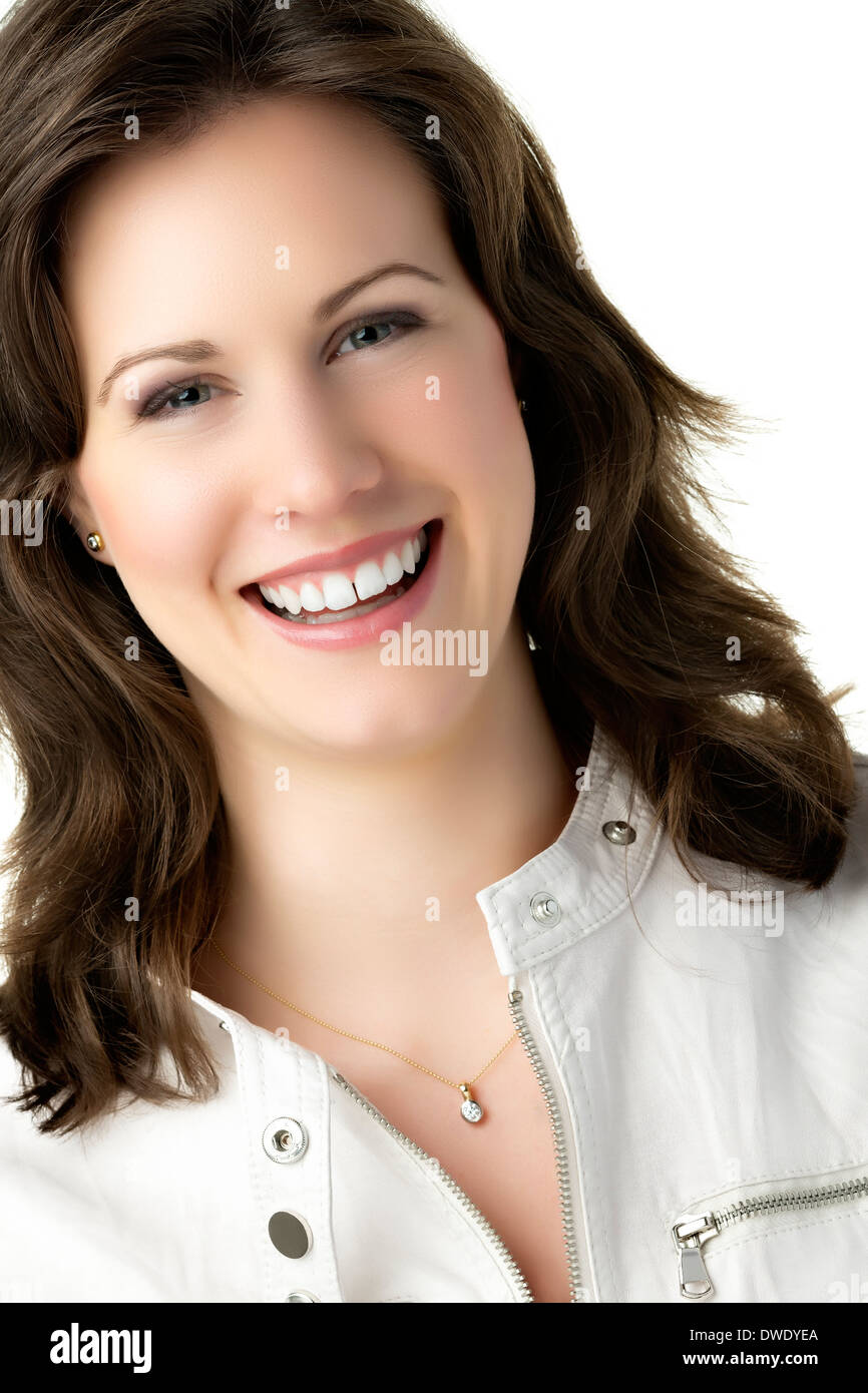 Ritratto di una bruna donna graziosa con il bianco giacca di pelle, isolato su sfondo bianco Foto Stock