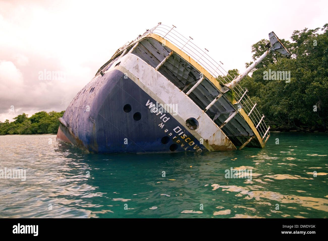 Expedition nave, mondo scopritore di colpire un reef e andò arenarsi in 2001, Nggela, Isole Salomone, Sud Pacifico Foto Stock