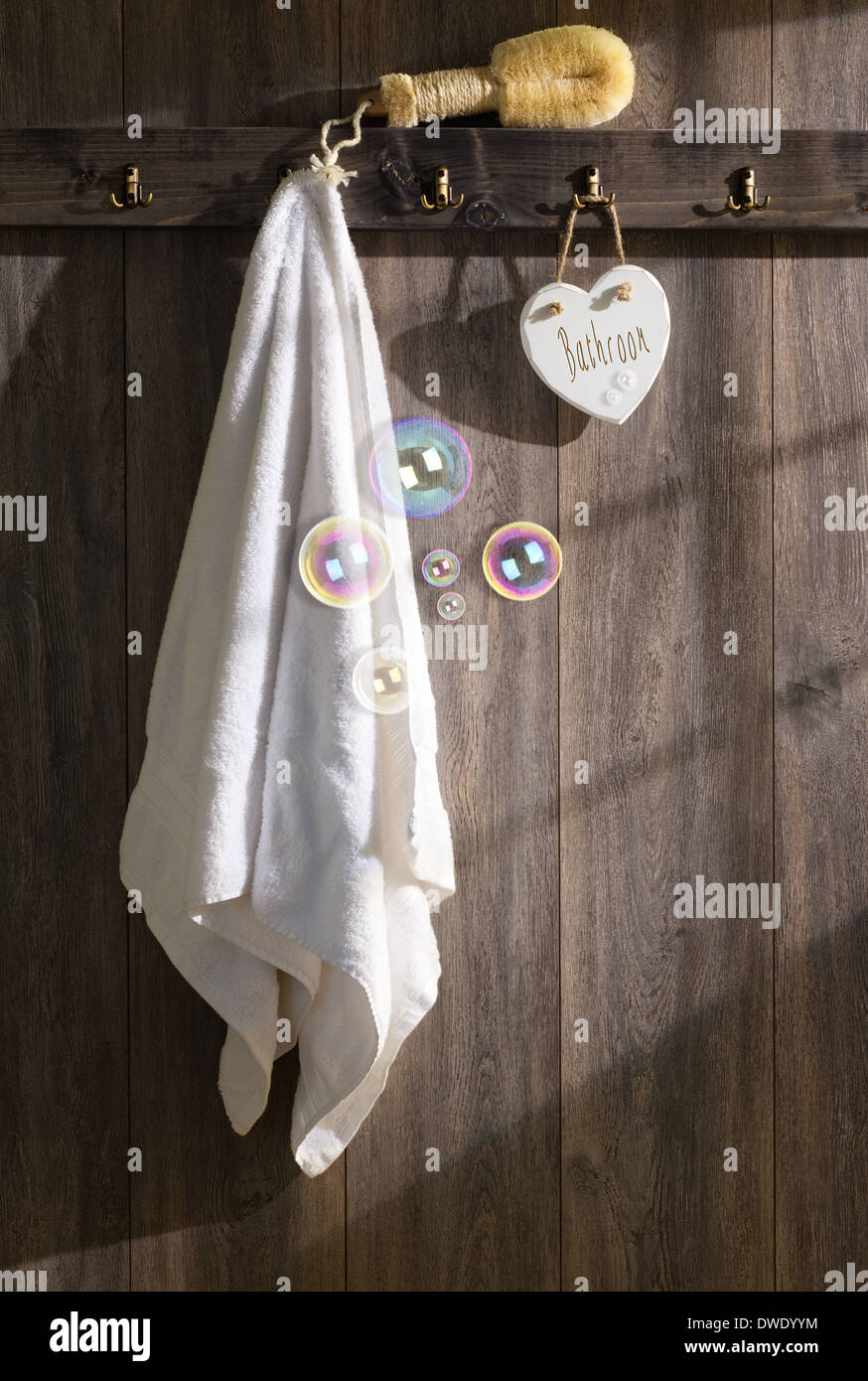 Bagno con scena appendere un asciugamano e loofah - finestra soleggiato effetto di illuminazione Foto Stock